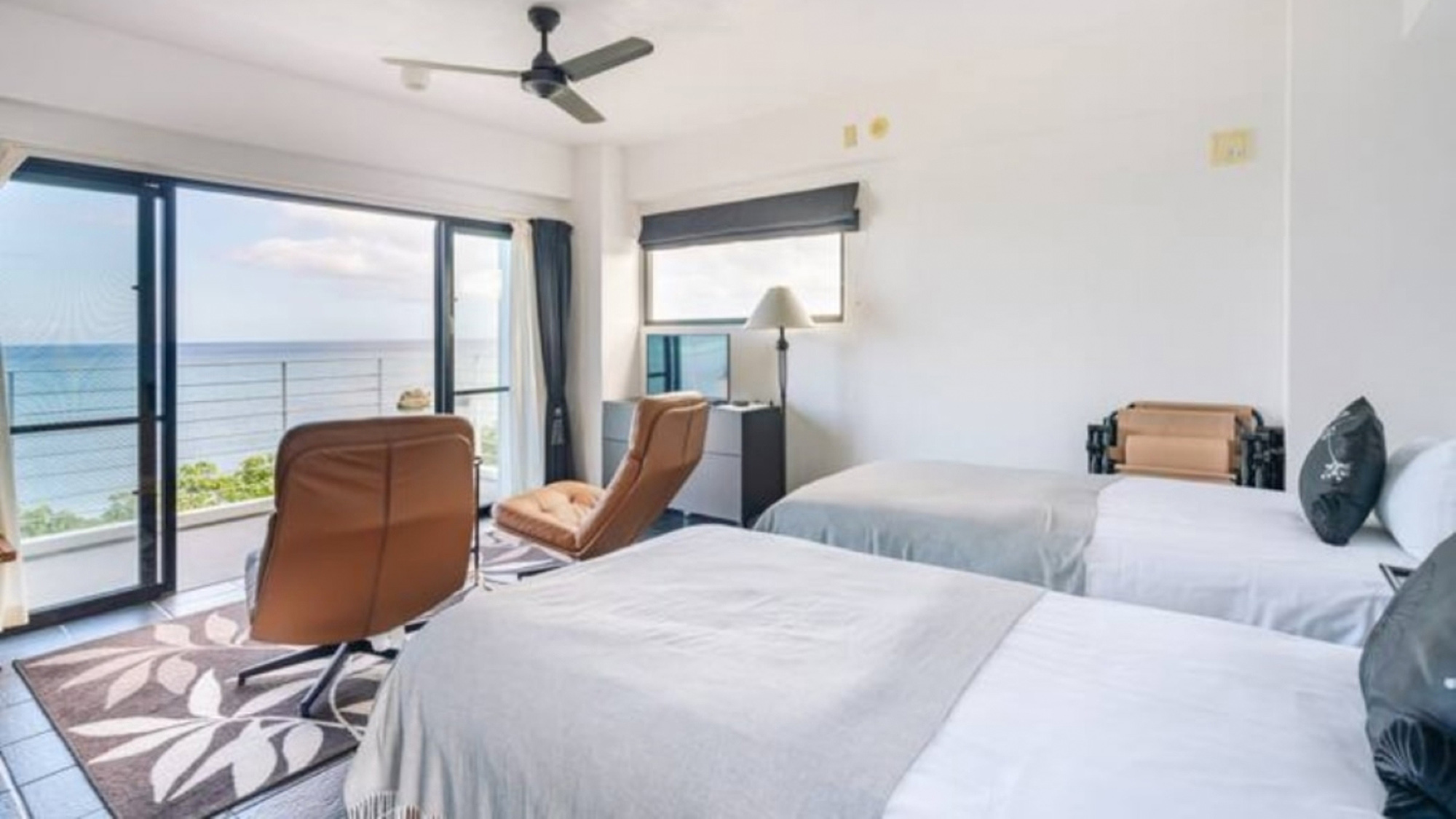 ・【ベッドルーム】ベッドの足元にはオーシャンビューが広がります。波音で目覚める非日常体験を