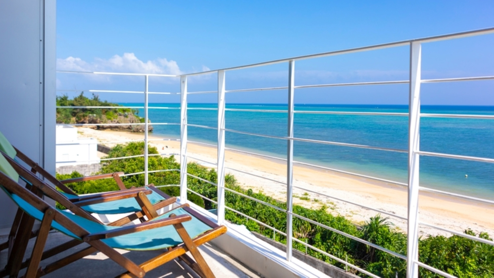 ・【バルコニー】透き通る海を眺めながら至福のひとときを♪ 心洗われる絶景をお楽しみいただけます