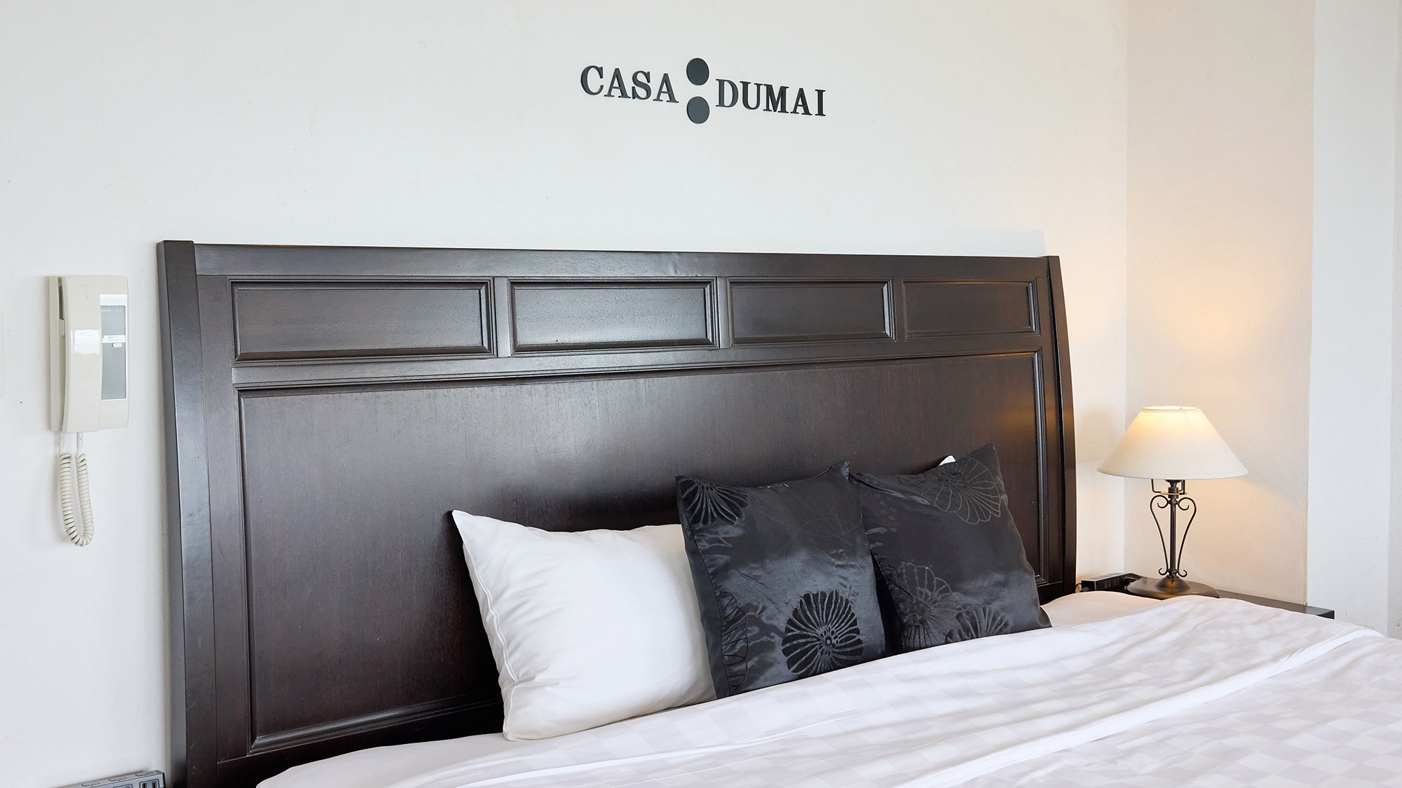 ・【202 サンセット】キングサイズのベッド完備。2名様でもゆったりご利用いただけます