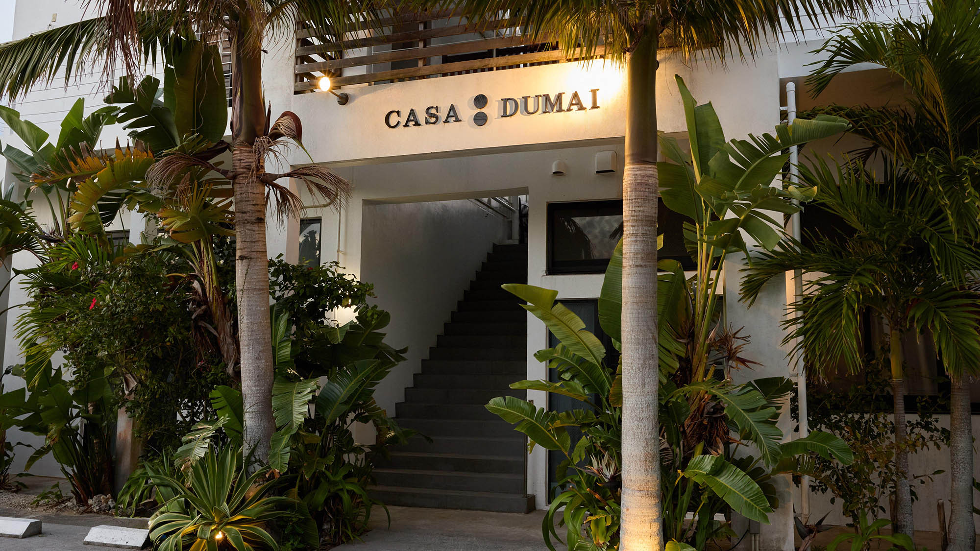 ・【外観】今帰仁の海辺に佇む大人限定の当施設。全室オーシャンビューの露天風呂付きです