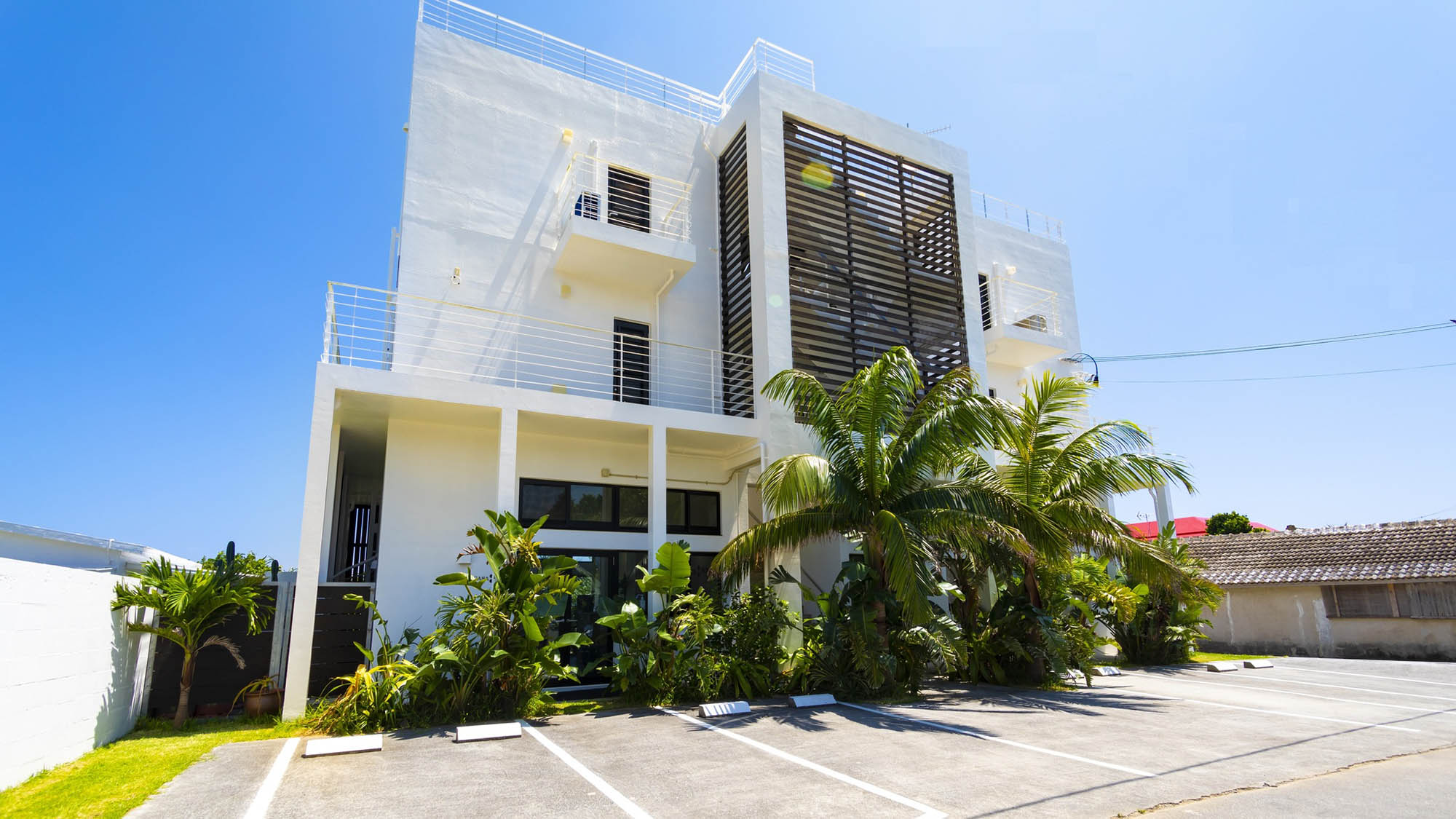 ・【外観】無料駐車場を４台ご用意しております。美ら海水族館や古宇利島への観光の拠点にピッタリです