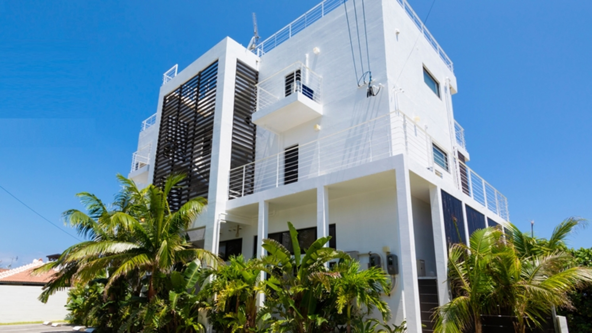 ・【外観】白い外壁の当ホテルは、全室オーシャンビューの露天風呂付き！贅沢な滞在をお楽しみください