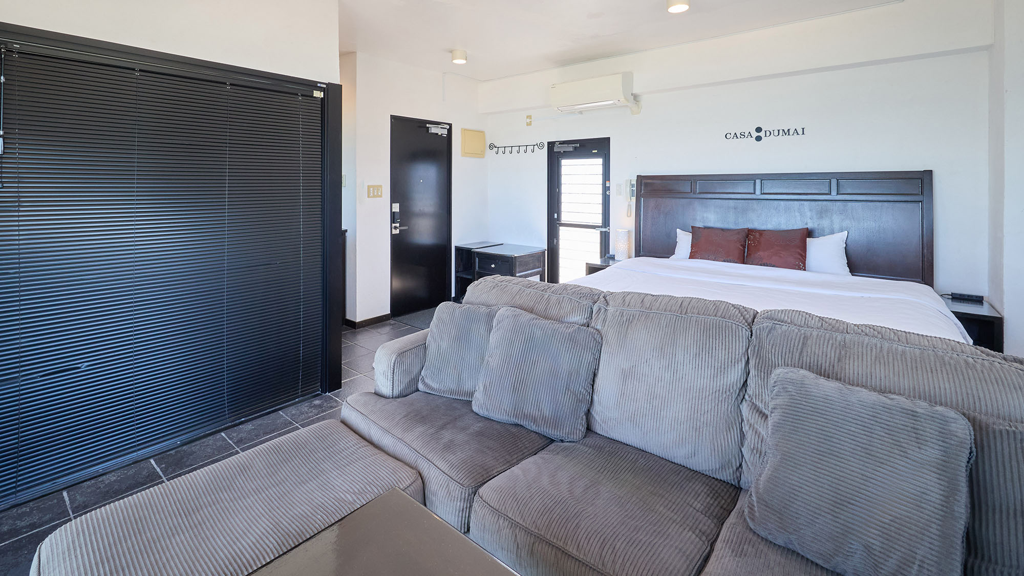 ・【302 スター】ゆったりおくつろぎいただけるソファ完備。広々お使いいただけます