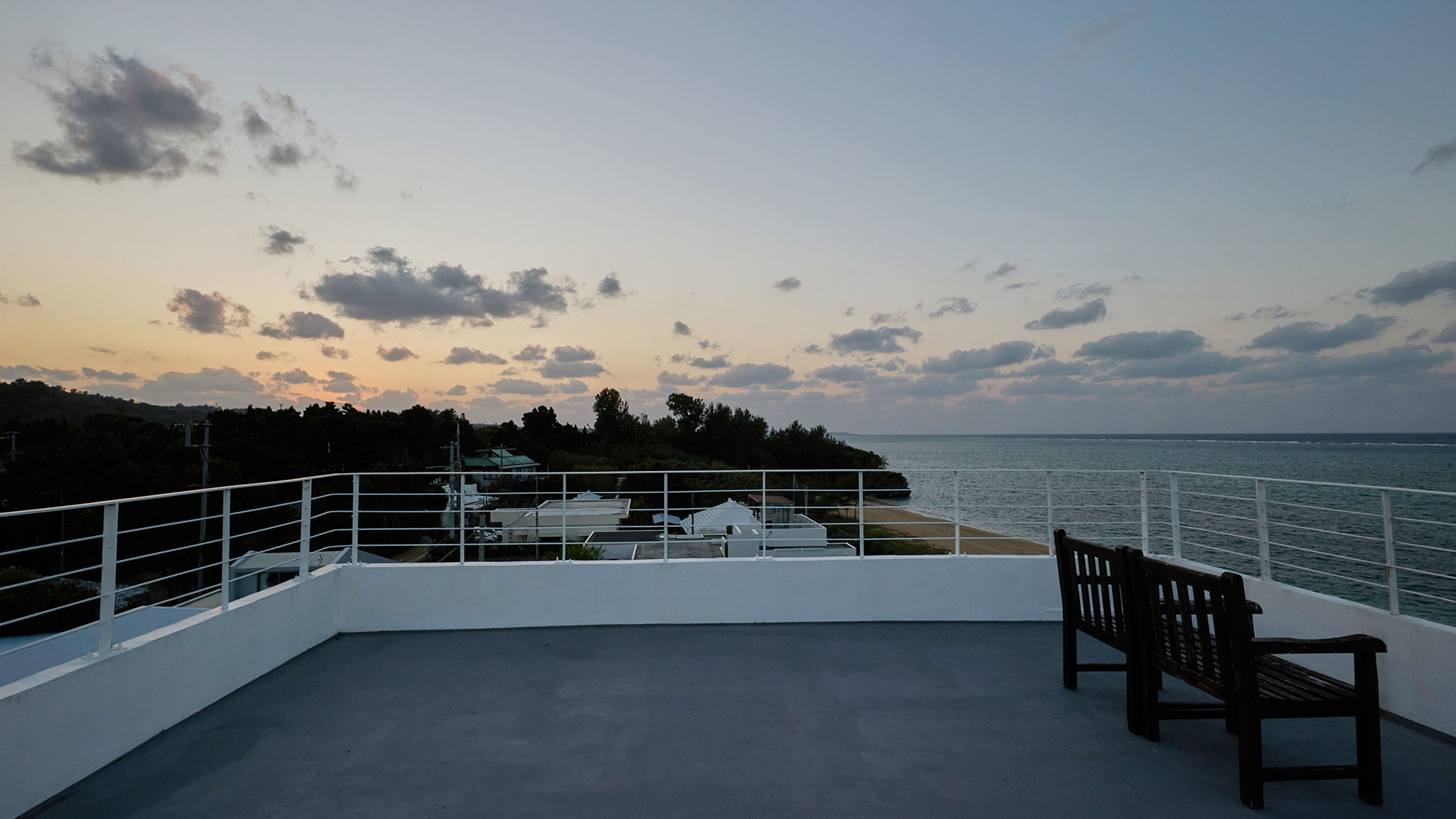 ・【302 スター】目の前に海を望むバルコニー。天気が良ければ夕景をご覧いただけます