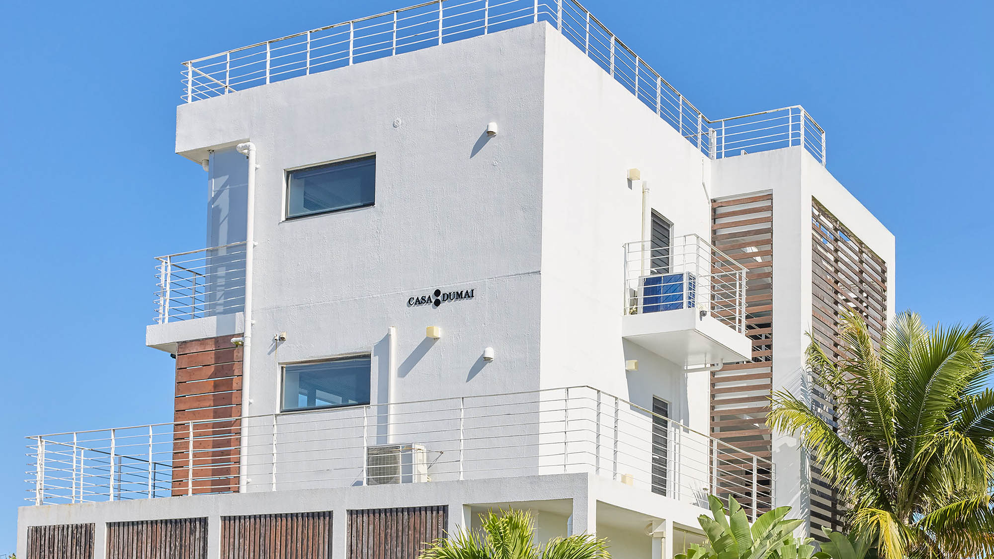 ・【外観】沖縄の青空に映える白い壁が印象的。美ら海水族館などの観光拠点に最適です