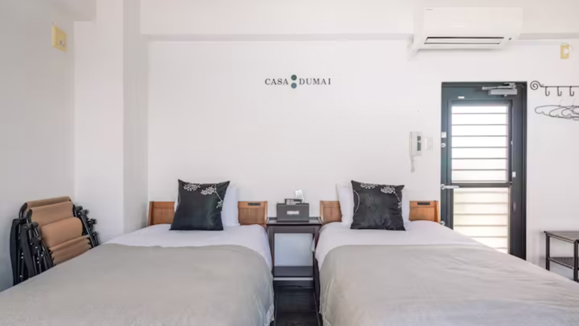 ・【ベッドルーム】ラグジュアリーな客室にシングルベッドを２台ご用意！ご家族やご友人との滞在に是非