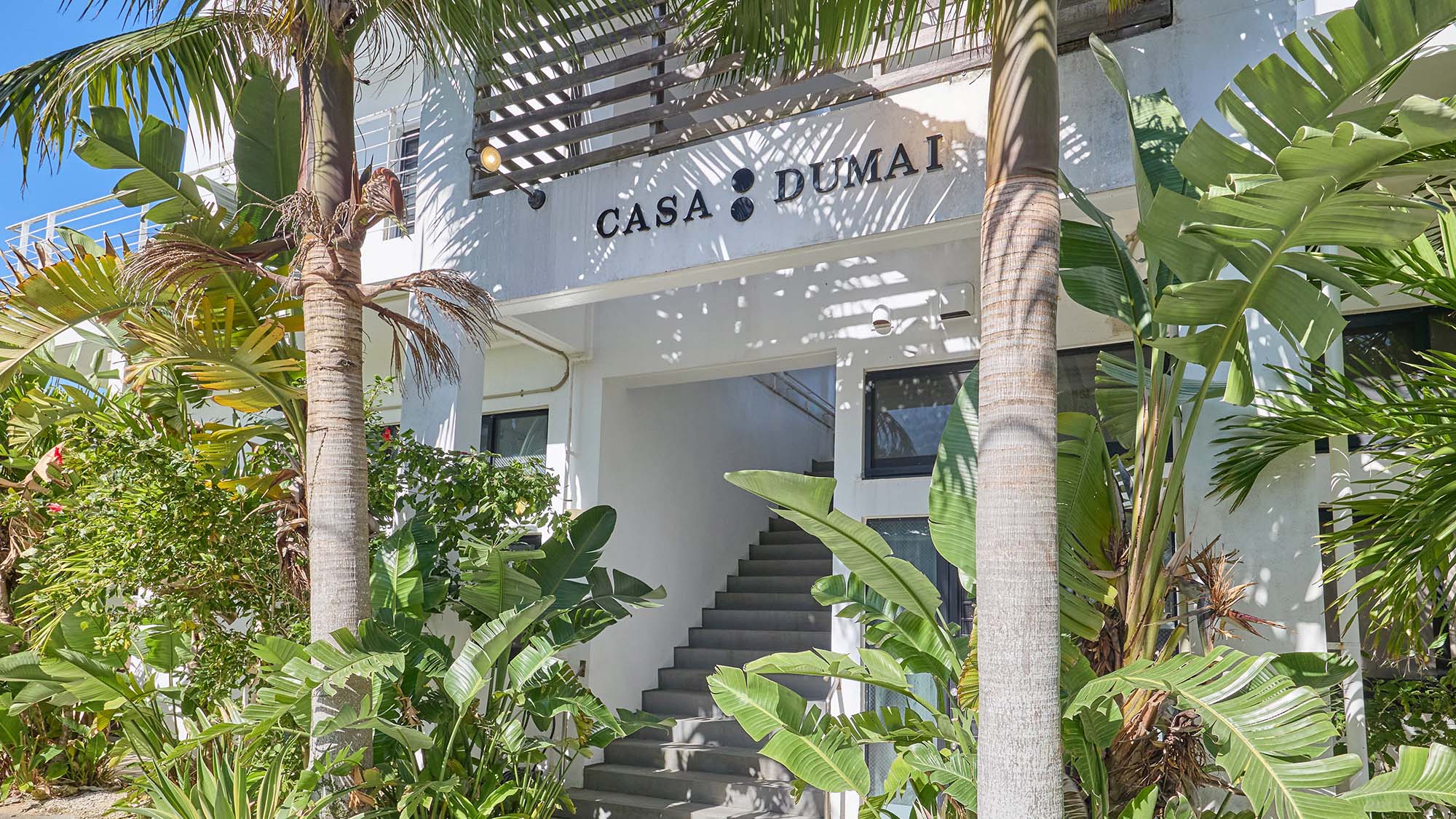 ・【外観】今帰仁の海辺に佇む大人限定の当施設。全室オーシャンビューの露天風呂付きです