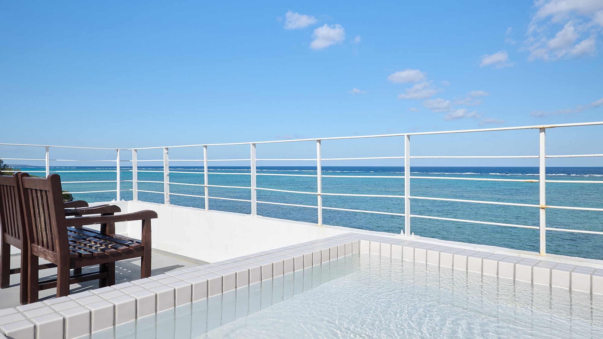 ・【302 スター】目の前に海を望むバルコニー。沖縄ならではの眺望をご堪能ください