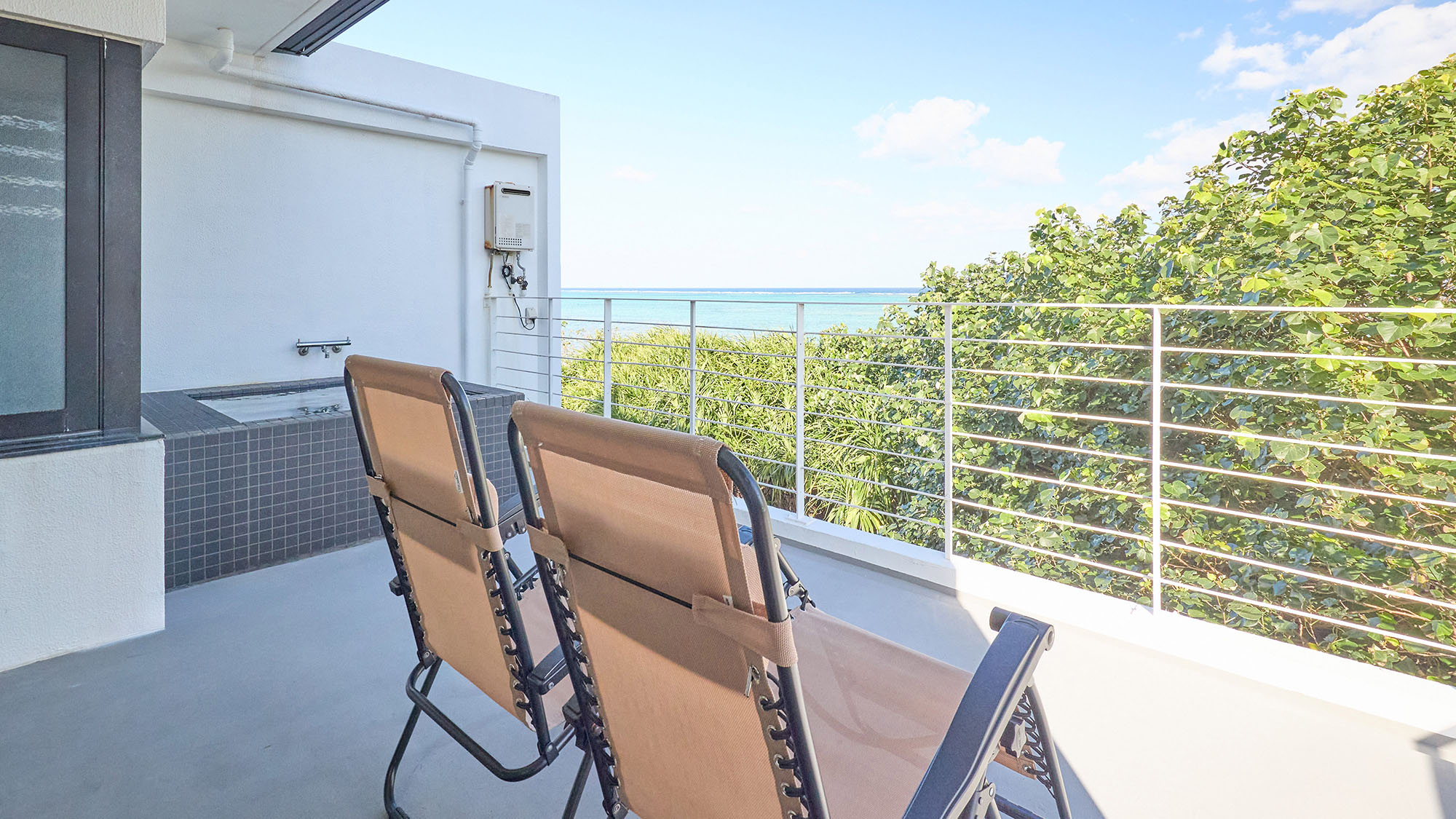 ・【201 アンスリウム】目の前に海を望むバルコニー。沖縄ならではの眺望をご堪能ください