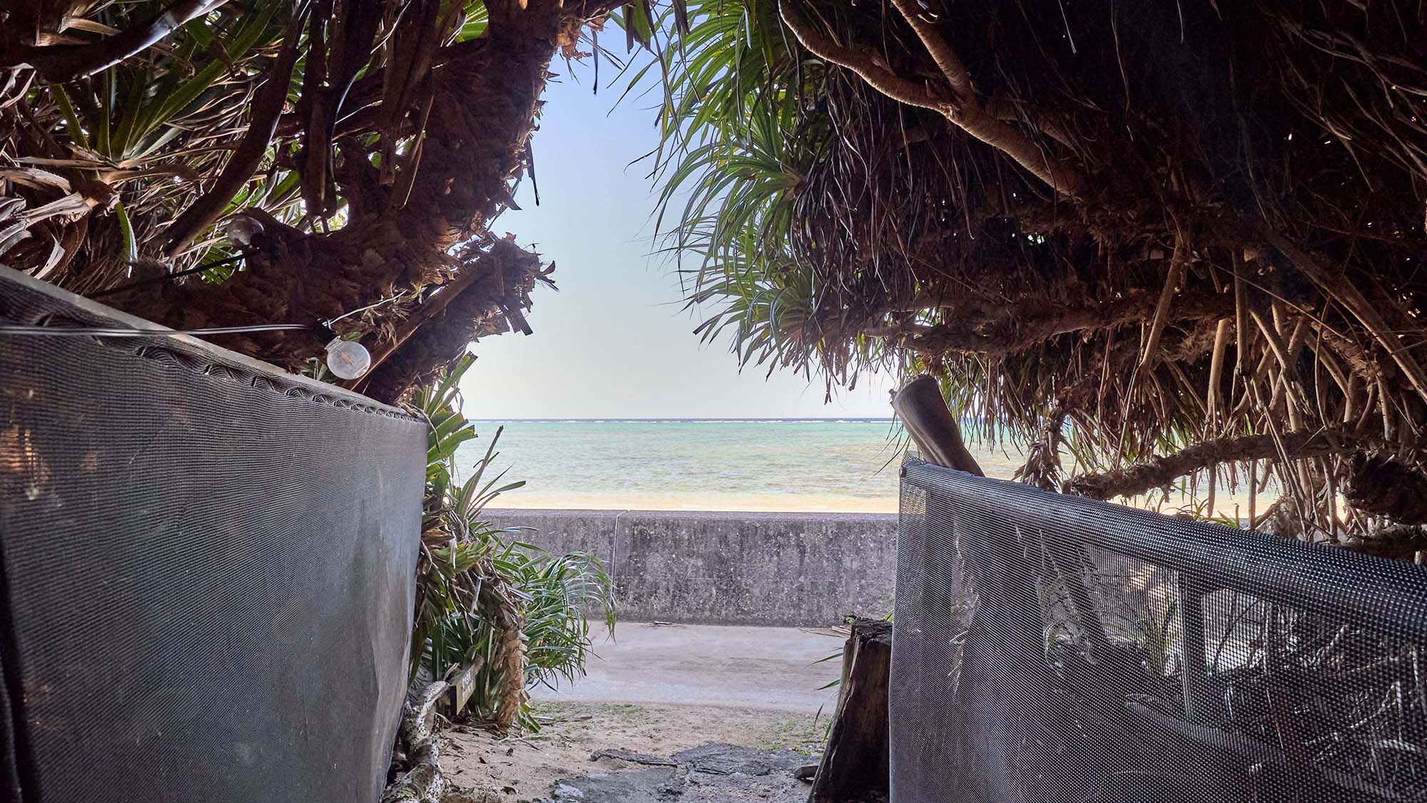 ・【ビーチに続く道】こちらの道の先にビーチがございます。ビーチご利用の際はこちらからお進みください