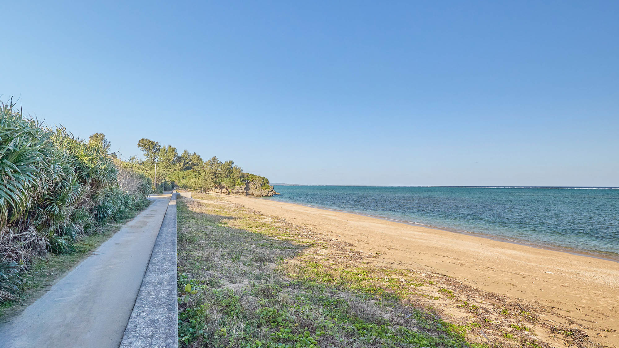 ・【中庭】目の前には天然ビーチが広がります。海に沈む夕日を眺めながら非日常な滞在をお楽しみください