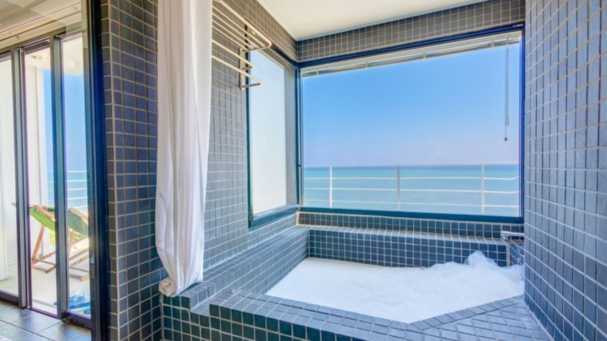 ・【お風呂】海を見渡せる客室浴槽も完備しております。室内でも絶景バスタイムをお過ごしいただけます