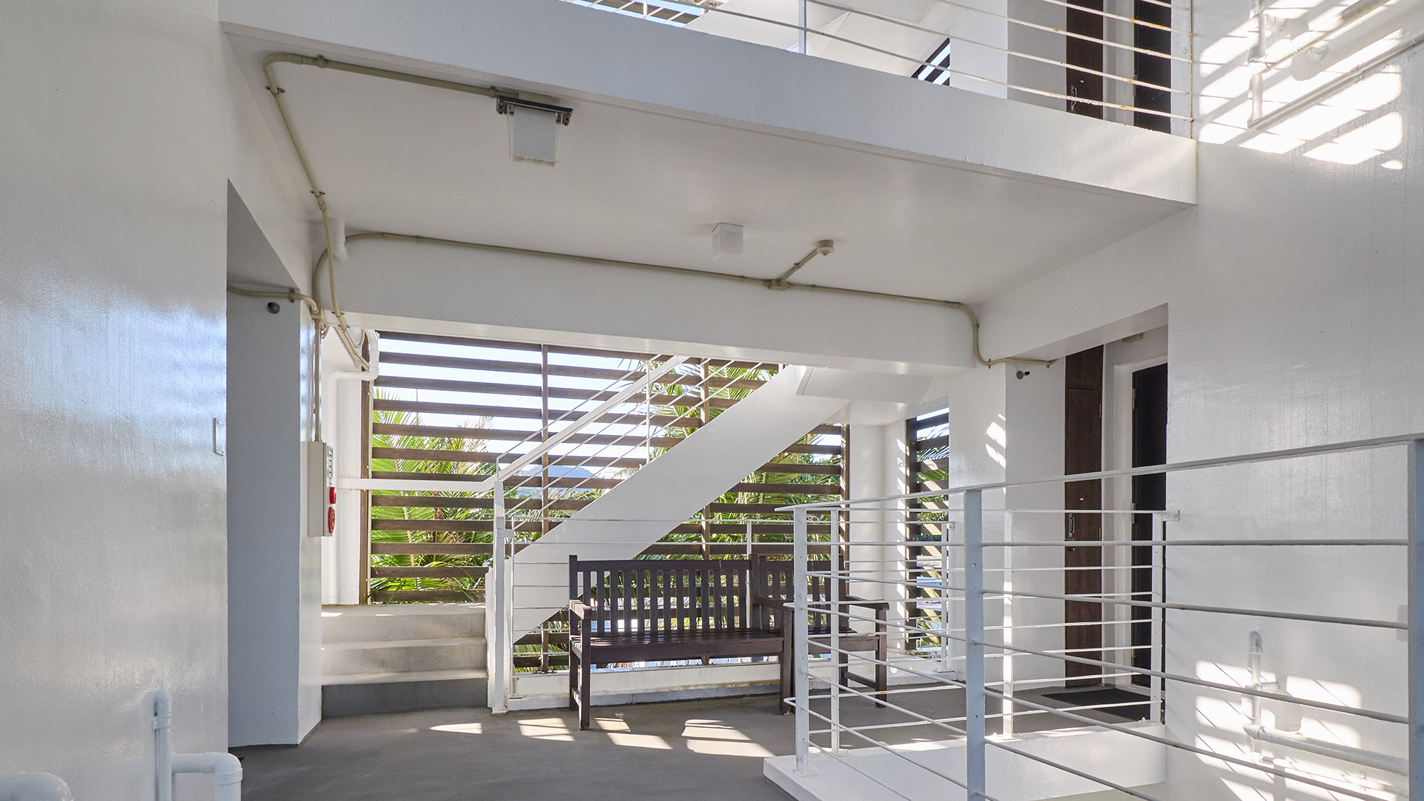 ・【館内共用部】日差しがたっぷり差し込む造りとなっています。開放感あふれる滞在をお楽しみください