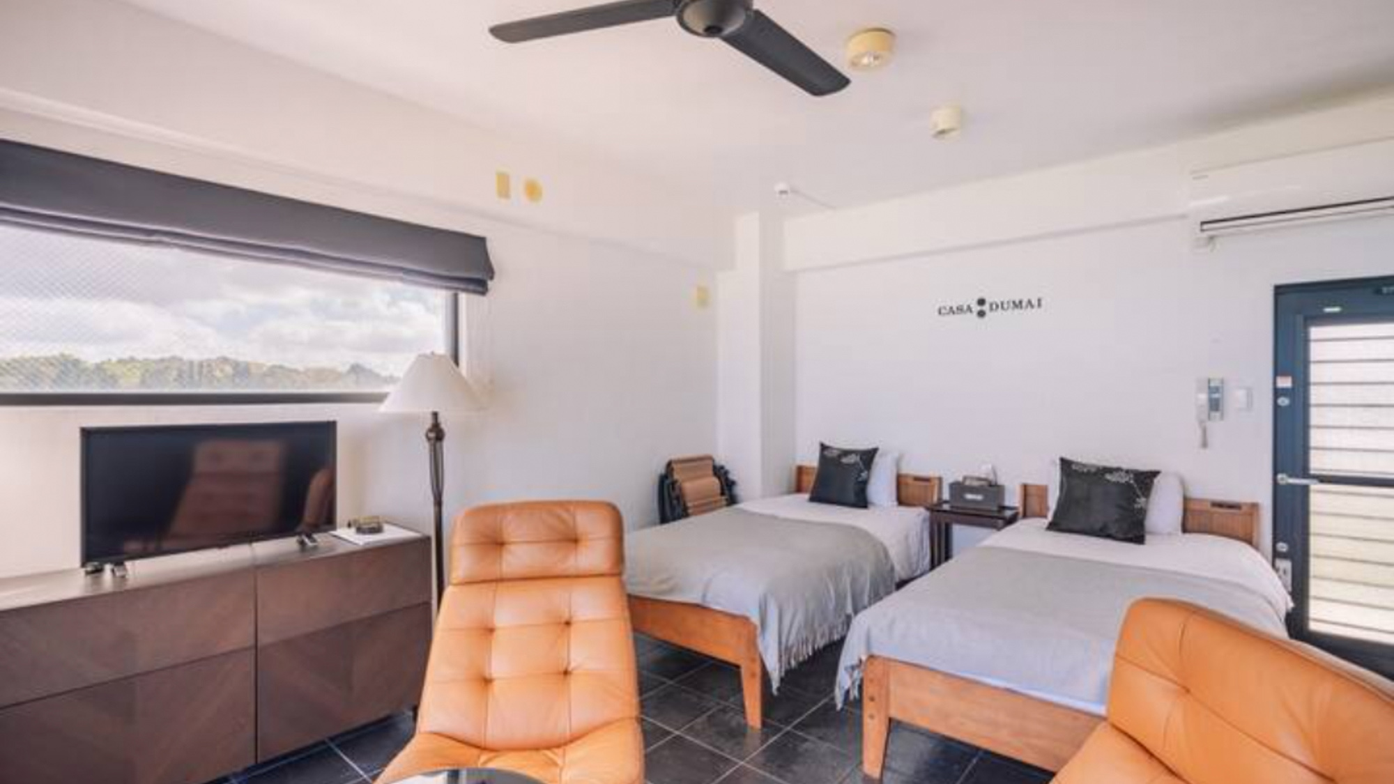 ・【ベッドルーム】テレビ・エアコンを完備しております。ラグジュアリーな空間で快適にお過ごしください