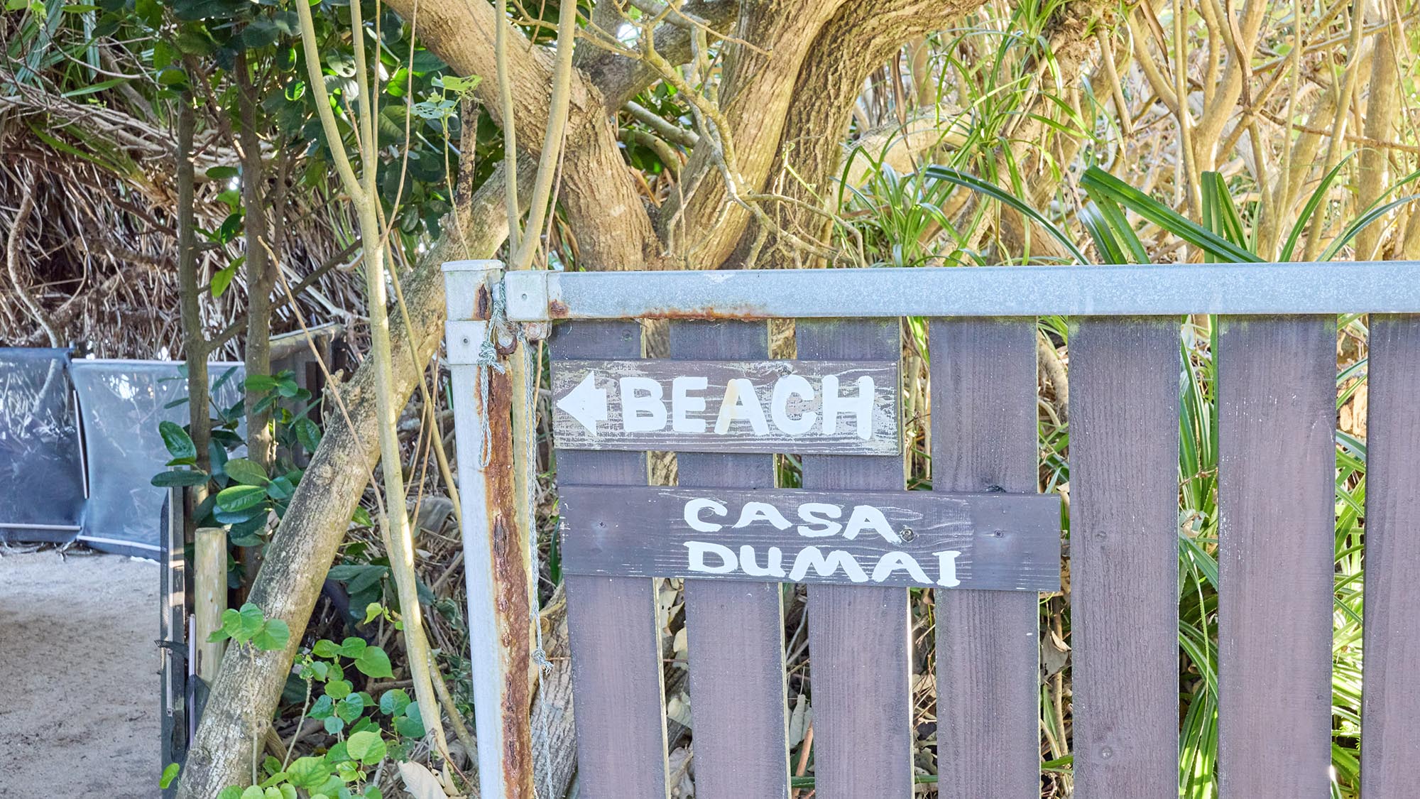 ・【看板】こちらの看板が目印です。すぐ近くにビーチがございます