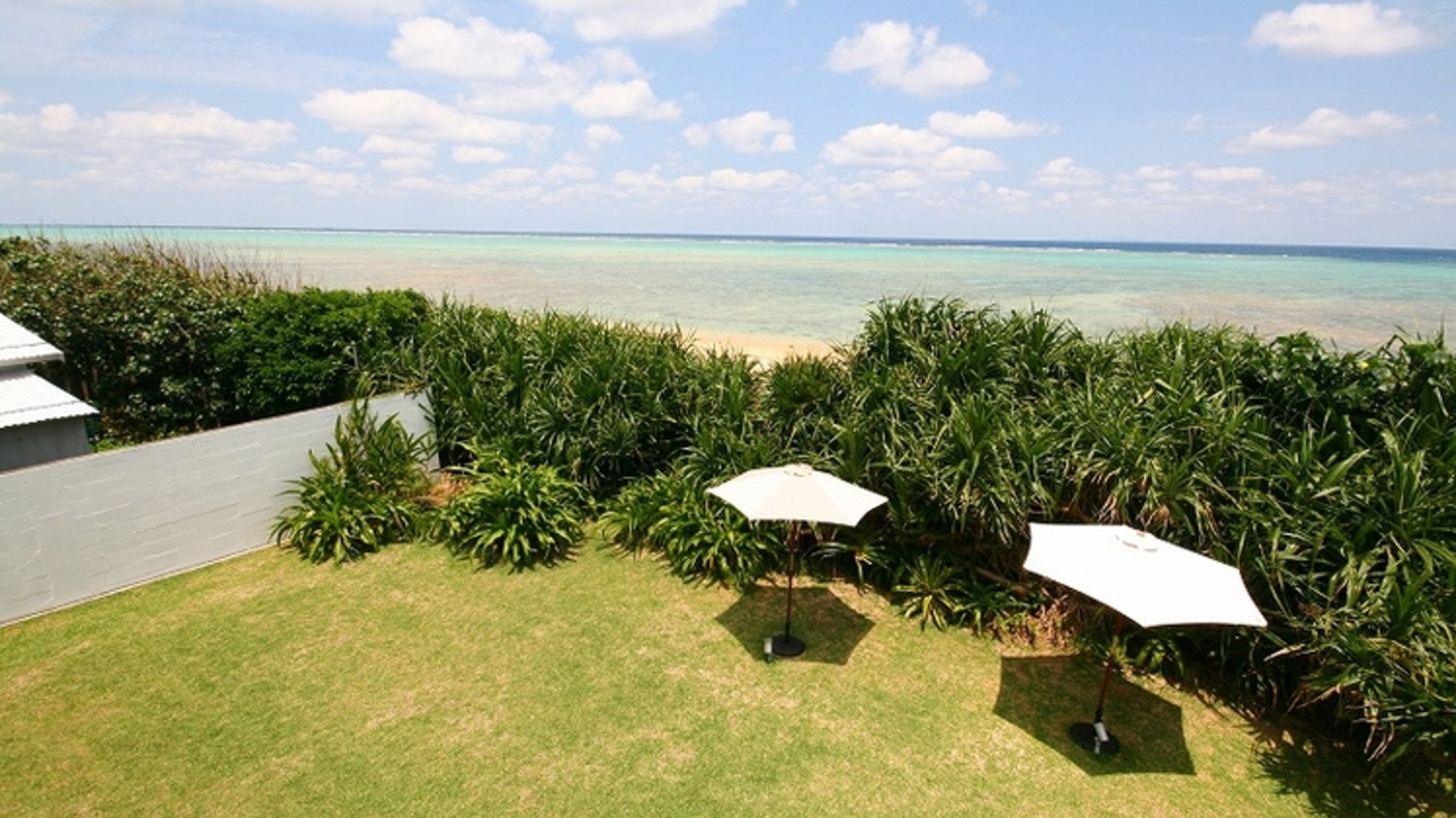 ・【眺め】エメラルドグリーンの透き通る海が広がります。夕方は海に沈む夕日をお楽しみください