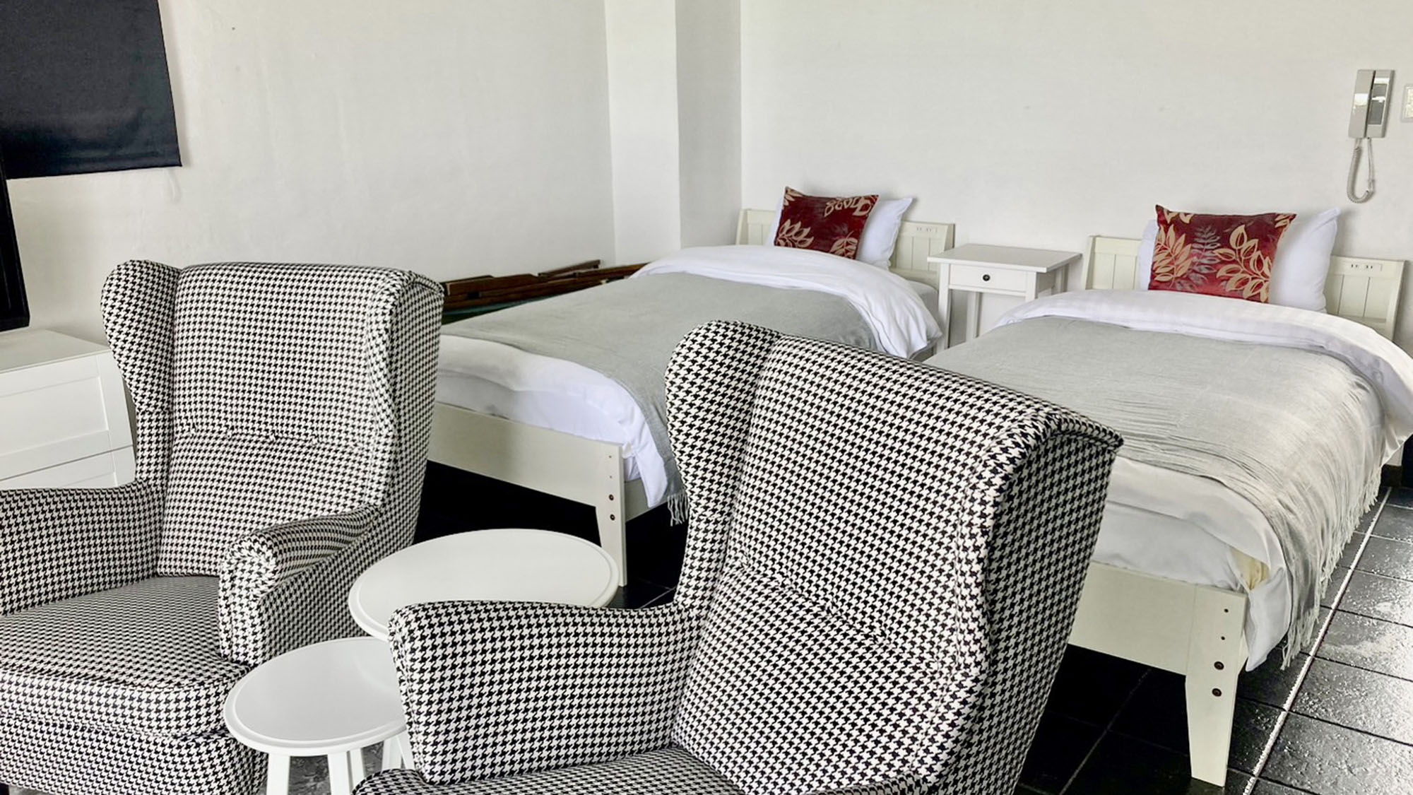 ・【ベッドルーム】スタイリッシュな客室にシングルベッドを2台ご用意！ご友人同士のご利用にピッタリです