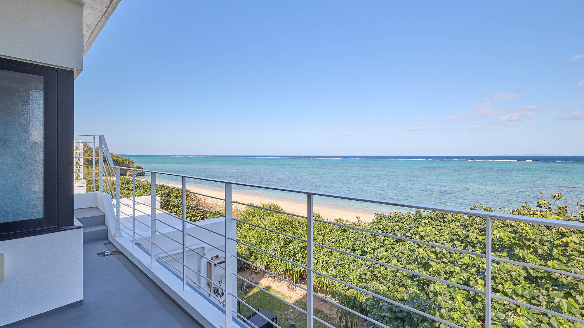 ・【301 ウェーブ】目の前に海を望むバルコニー。沖縄ならではの眺望をご堪能ください