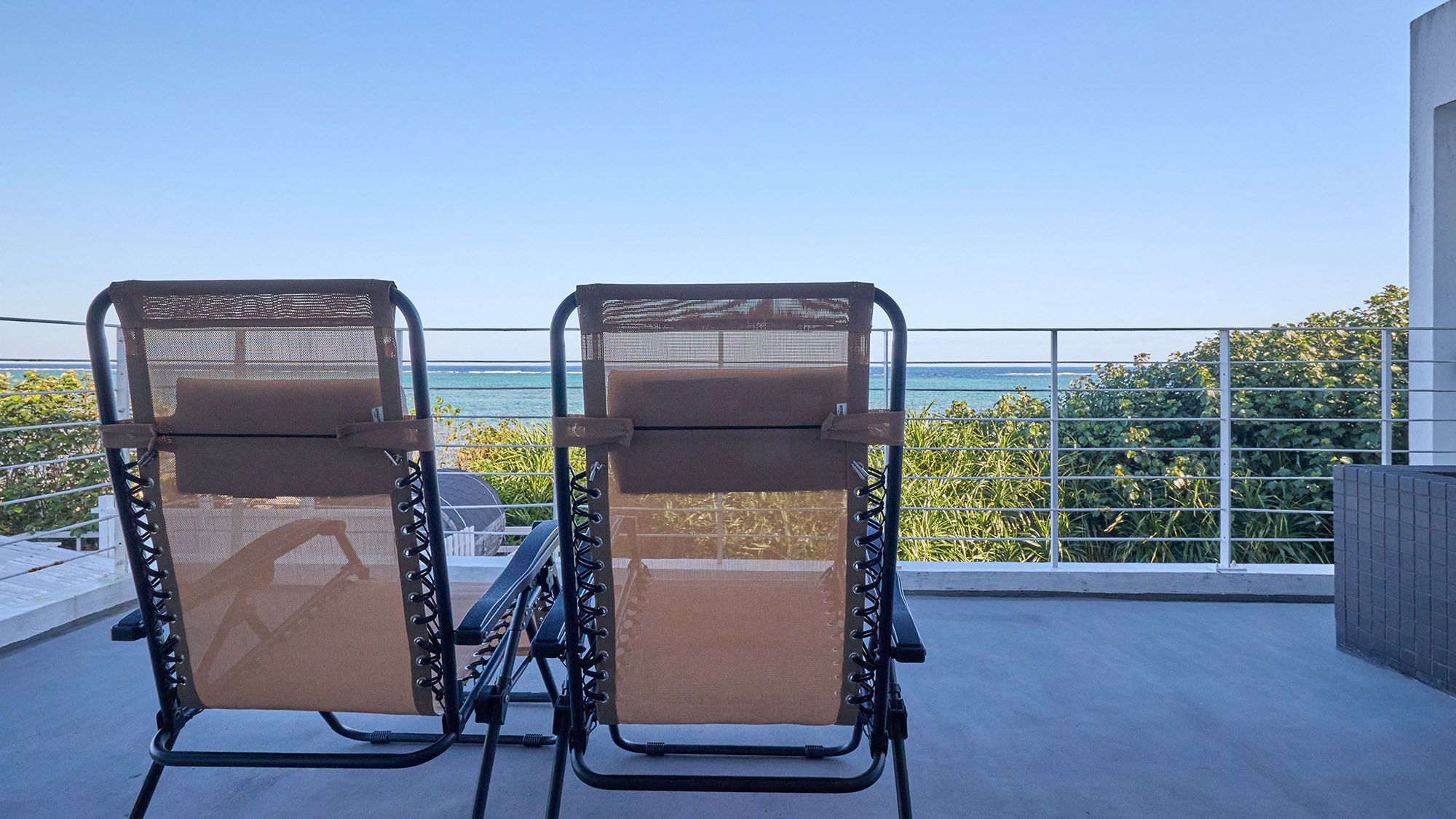 ・【202 サンセット】目の前に海を望むバルコニー。沖縄ならではの眺望をご堪能ください