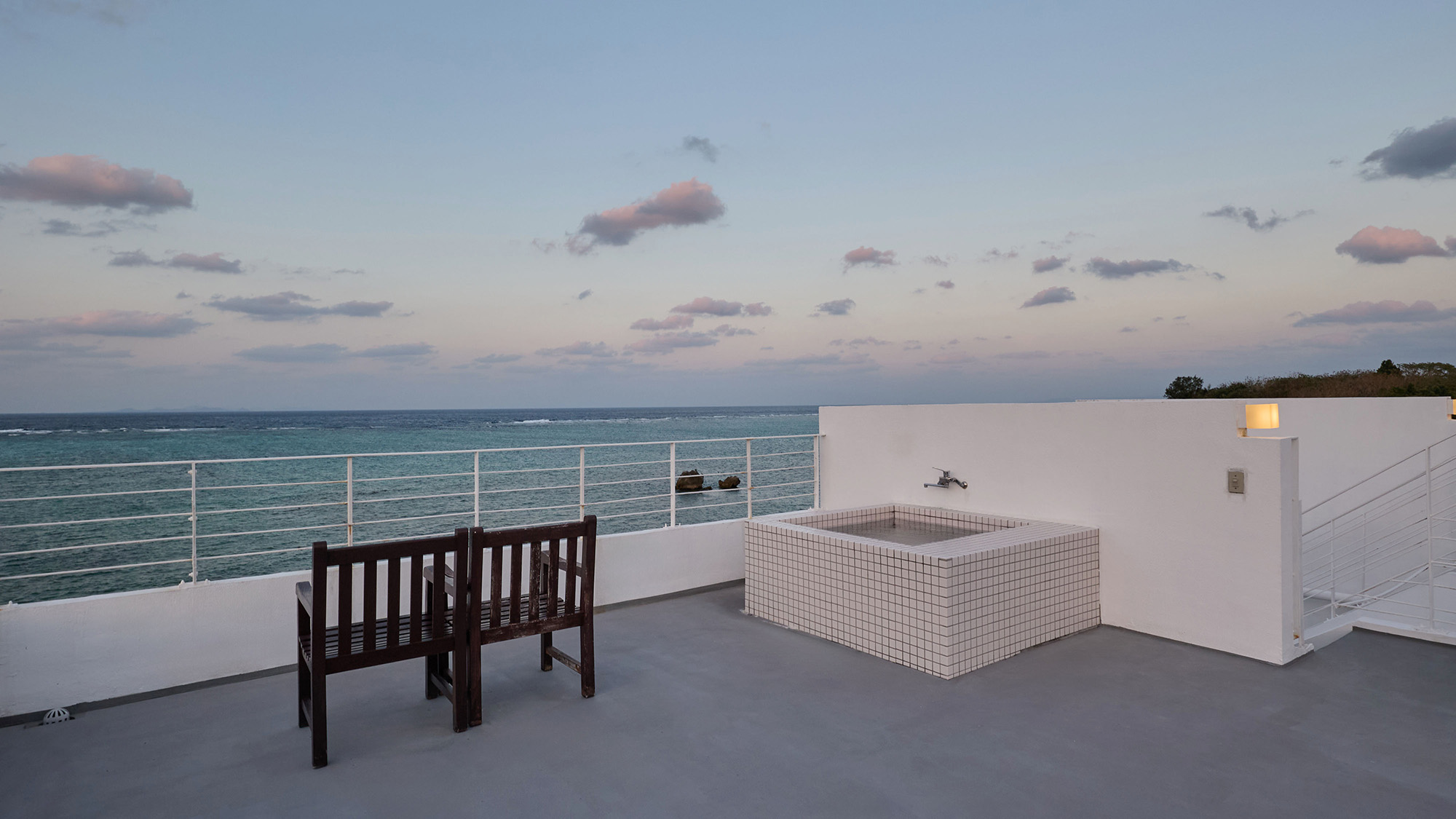 ・【302 スター】目の前に海を望むバルコニー。天気が良ければ夕景をご覧いただけます