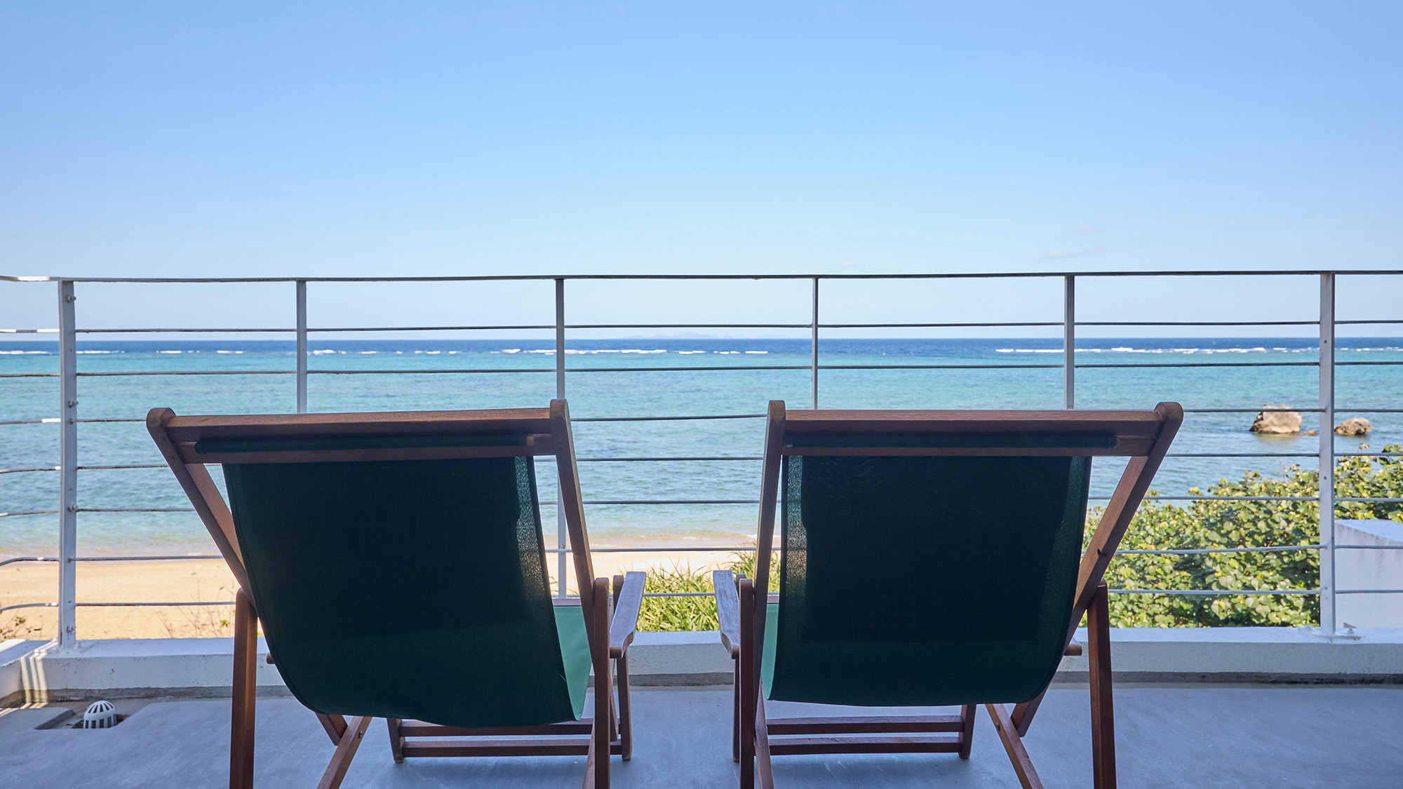 ・【302 スター】目の前に海を望むバルコニー。沖縄ならではの眺望をご堪能ください