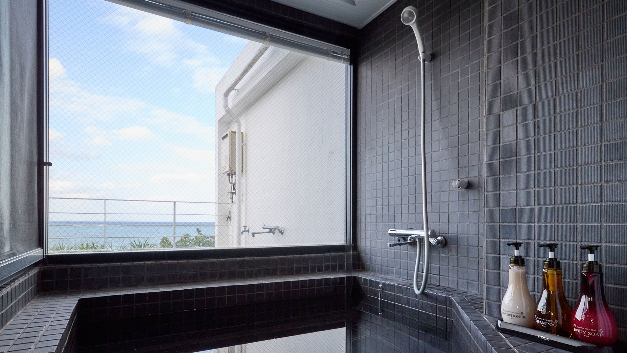 ・【202 サンセット】広々とした浴槽もございます。ご用途に合わせてご利用ください