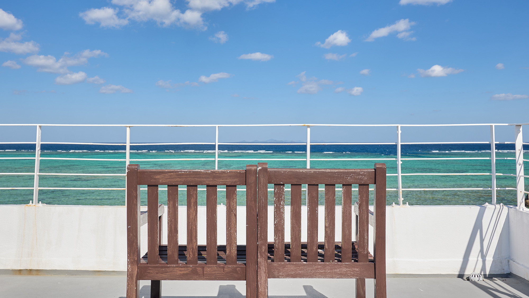 ・【301  ウェーブ】目の前に海を望むバルコニー。沖縄ならではの眺望をご堪能ください