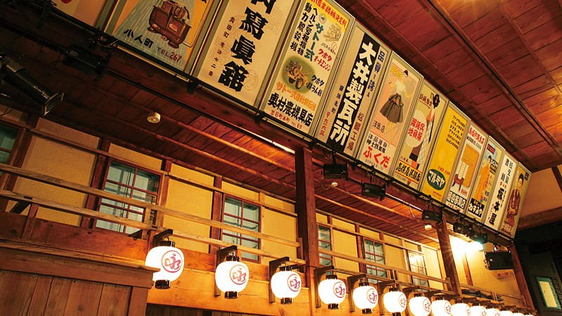 出石永楽館 看板：客席上部には、一度閉館した昭和30年代当時のレトロなスポンサー看板が並んでいます。