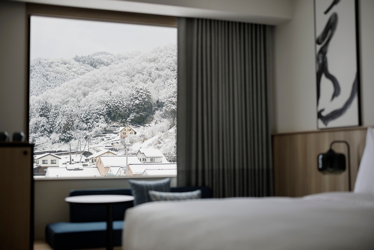 ゲストルーム雪景色：25平米禁煙・シモンズ製ベッド　シンプルながら温かみのある空間でお寛ぎください