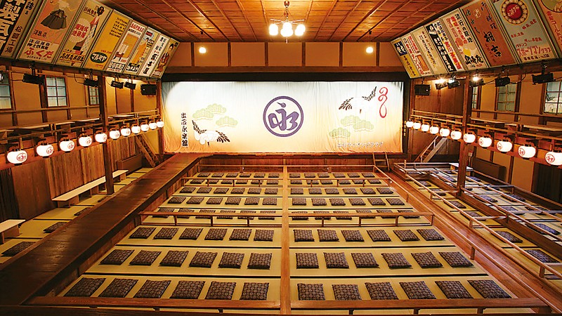 内観：客席は約360席ございます。舞台、1階、2階客席のご見学に加え、花道も歩いていただけます。
