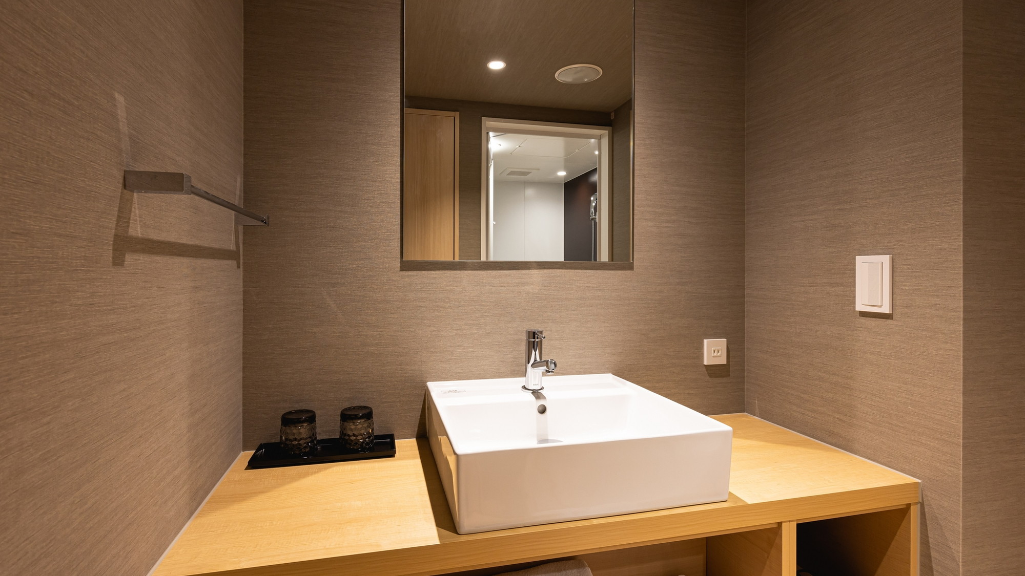 【デラックスツイン】独立型の洗面台。