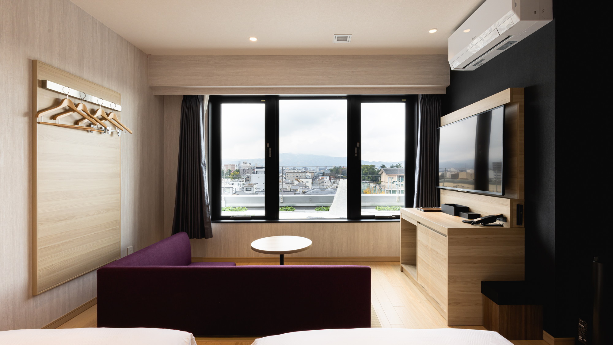 【デラックスツイン】ソファでくつろぎ、景色を楽しみましょう。