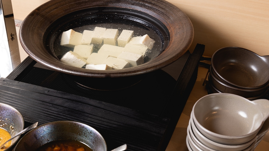 【朝食】京のあっさりした湯豆腐をどうぞお楽しみください。