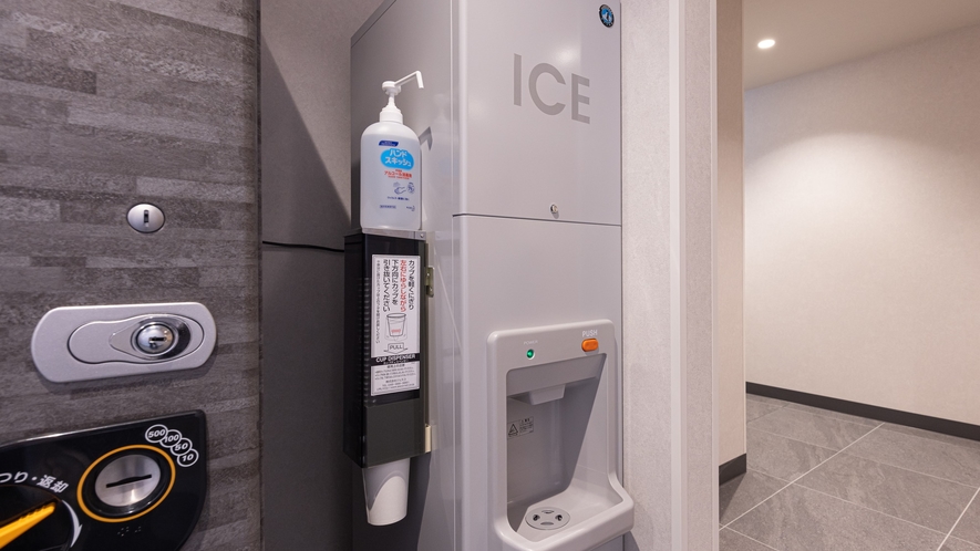 【自動販売室】自動販売機室にて製氷機をご用意しております。