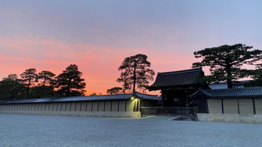 【京都御苑】京都御所の正門である建礼門前から南に延びる大通りは、京都御苑を代表する風景です。