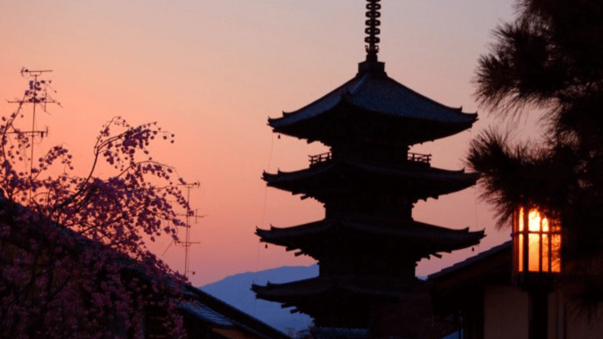 【清水寺の夕暮れ】ドラマチックな夕焼け空を背景に、シルエットになった塔は風情溢れる景色です。