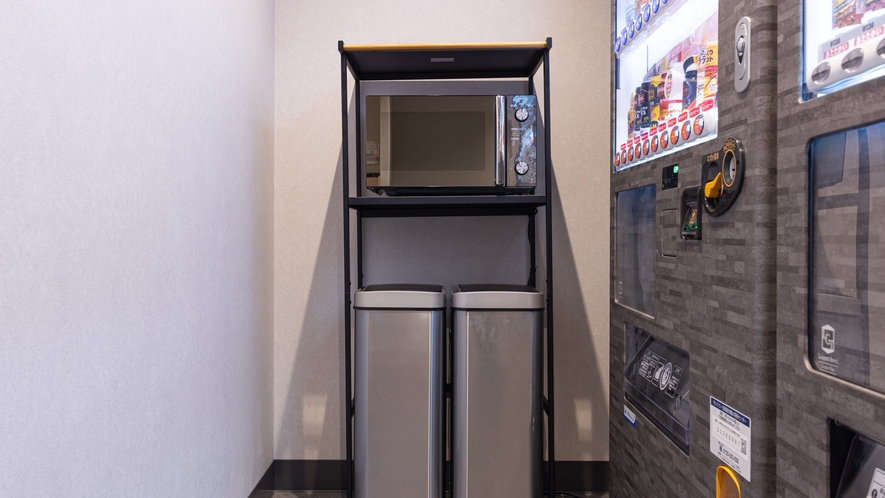 【自動販売機室】自動販売機室にて電子レンジをご用意しております。