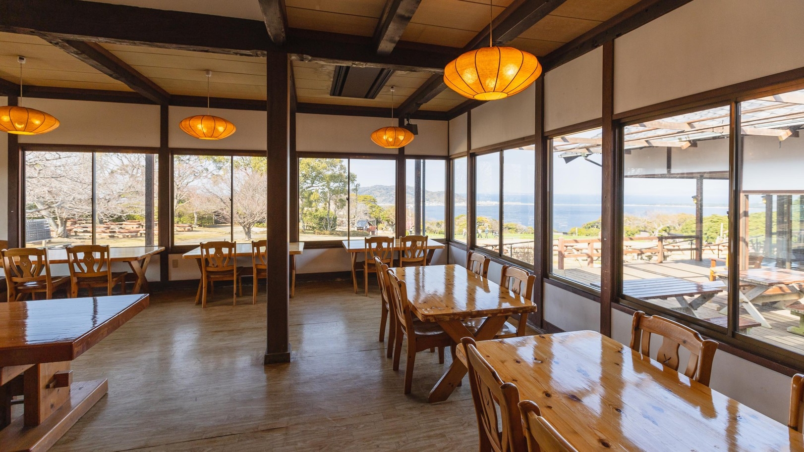 ［基本プラン／朝食付］遠くに博多湾を望むレストランでいただく和朝食で、旅の朝のエネルギーチャージ。