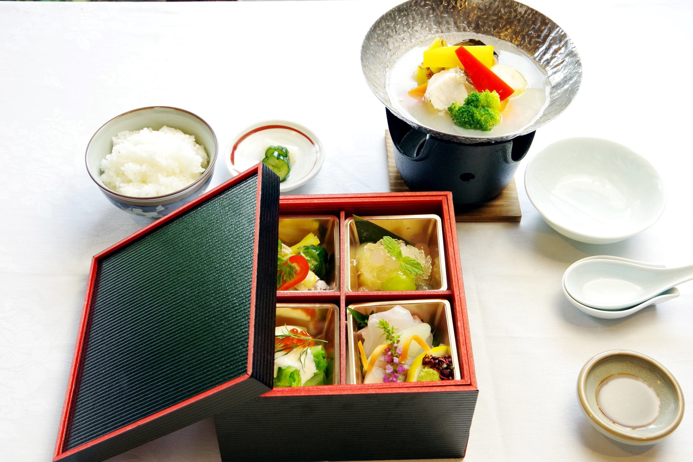 オーシャンビューの宿で過ごす島時間〜夕食は瀬戸内の食材を詰め込んだ玉手箱と洋風漁師鍋【2食付】