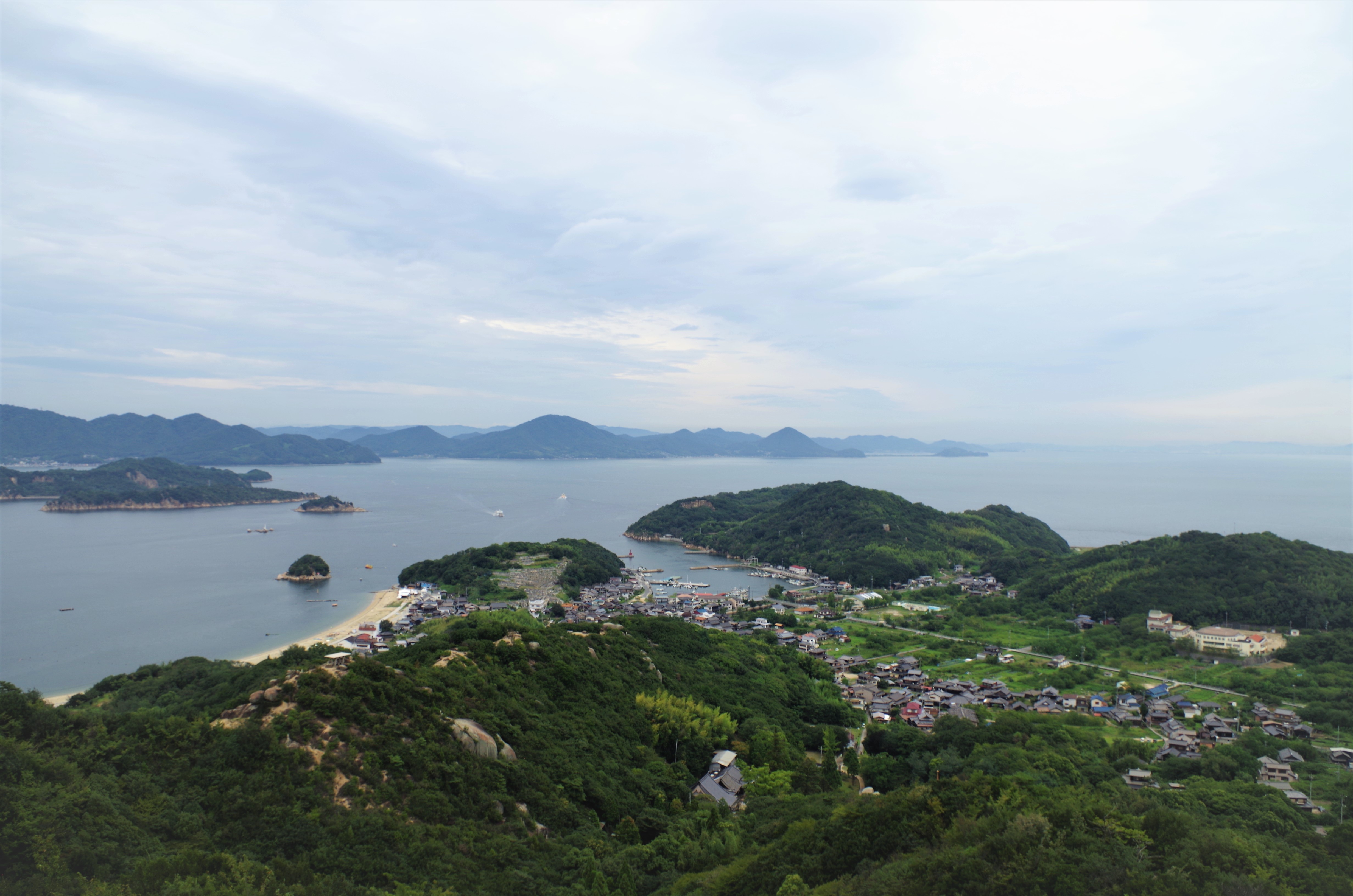 島内トレッキングコースからの眺め港と街並み、奥は本土