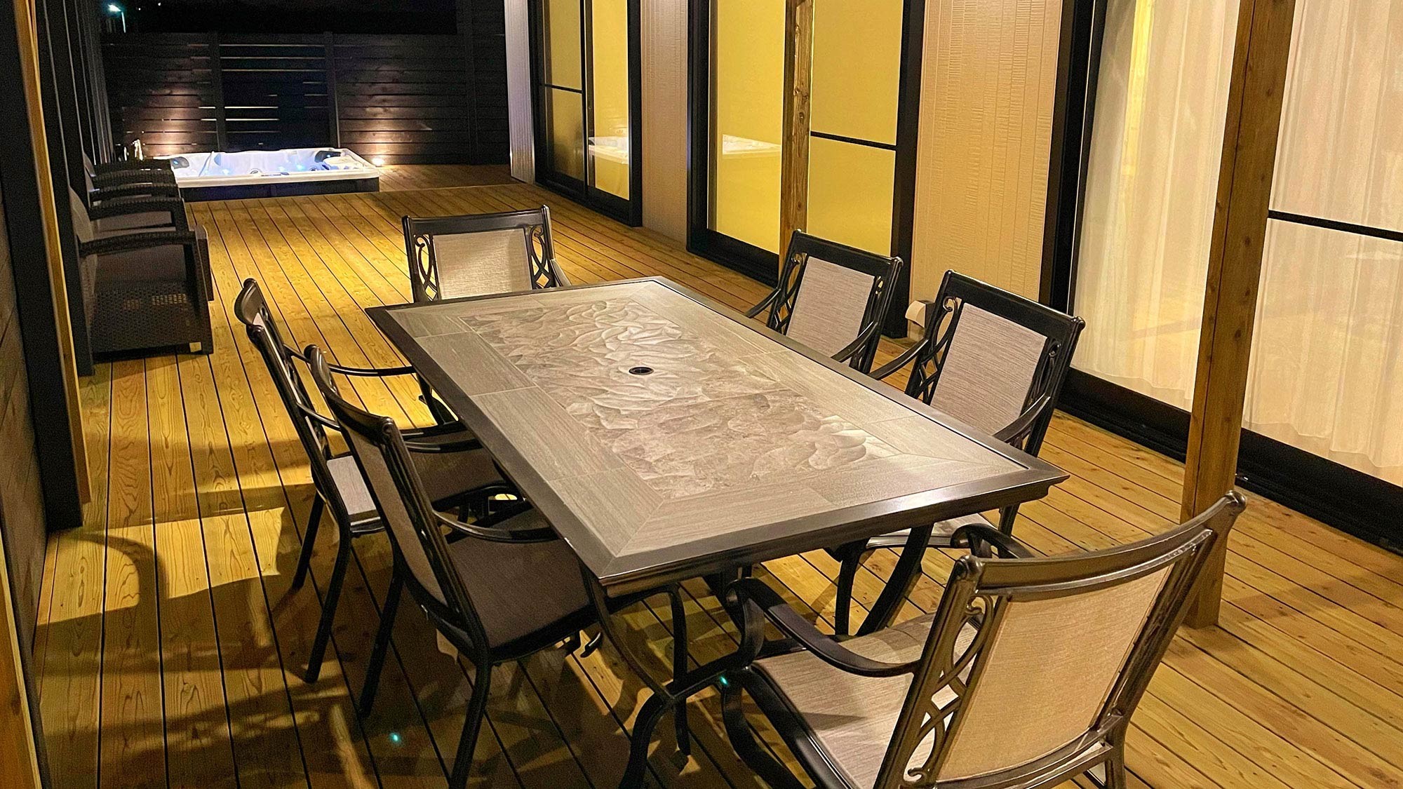 ・【テラス/テーブル】テラスには大型テーブルをご用意　BBQやお外でのお食事で会話も弾みます