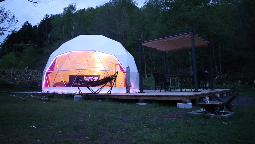・【グランピングドーム】夕闇に浮かぶ幻想的なグランピングドーム！最大4名様まで宿泊可能です