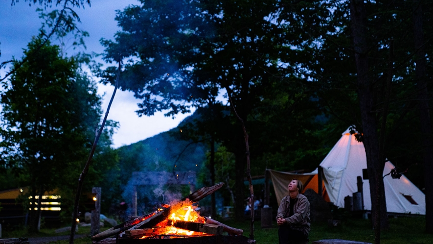 ・【グランピングテント】火を焚いてキャンプ気分を味わえます
