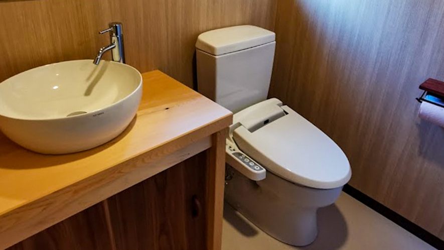 ・【トイレ】温水洗浄便座付きのトイレを完備しております