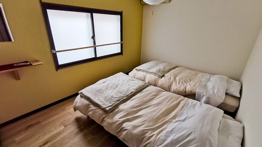 ・【洋室A】シングルベッドが2台設置されたお部屋で洋室Bとつながっております