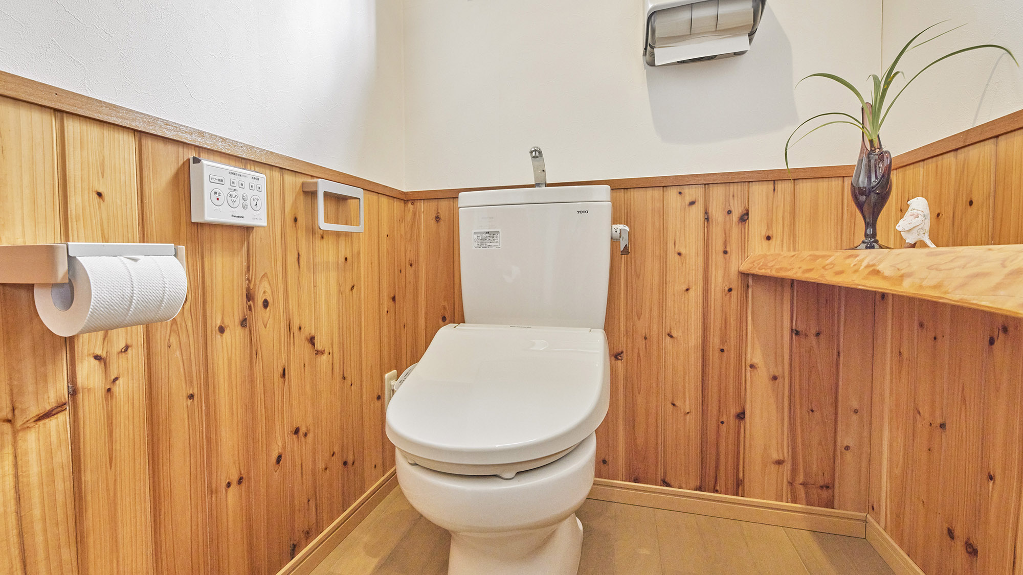・【トイレ】温水洗浄機能付の個室トイレがございます