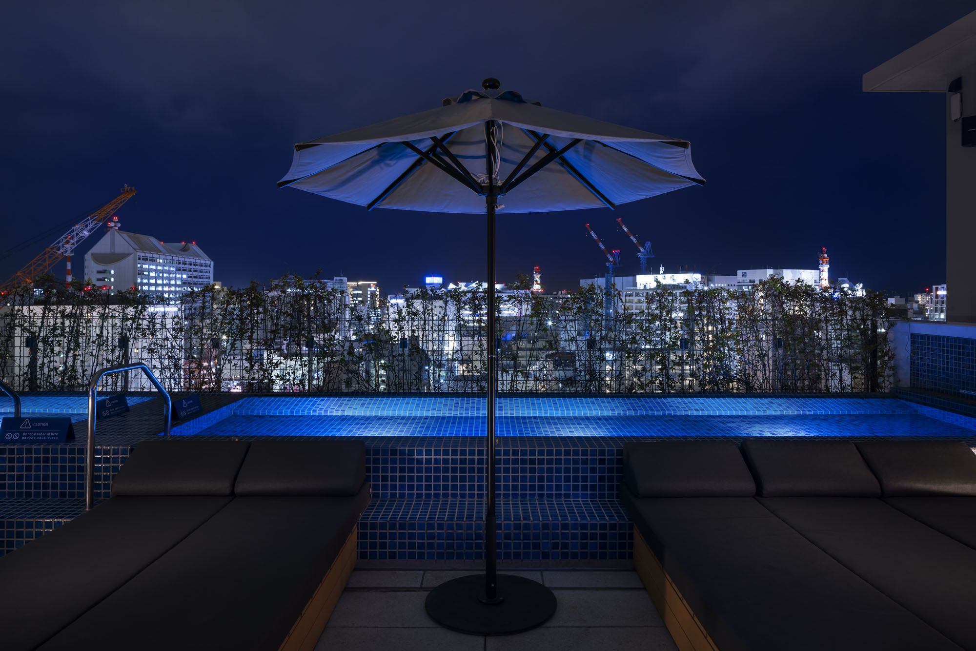 夜煌めく那覇の魅力的な夜景を望みながら リフレッシュタイムをお楽しみください