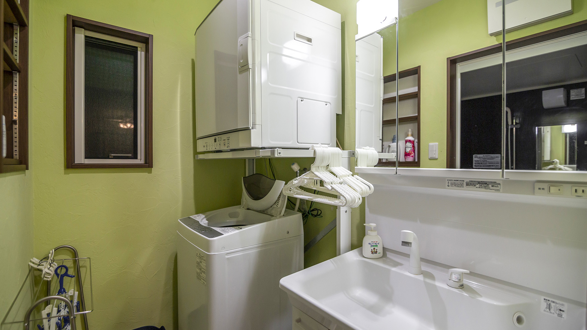 ・【洗面所】明るく清潔な洗面台。長期滞在の方も安心の洗濯機＆乾燥機付きです