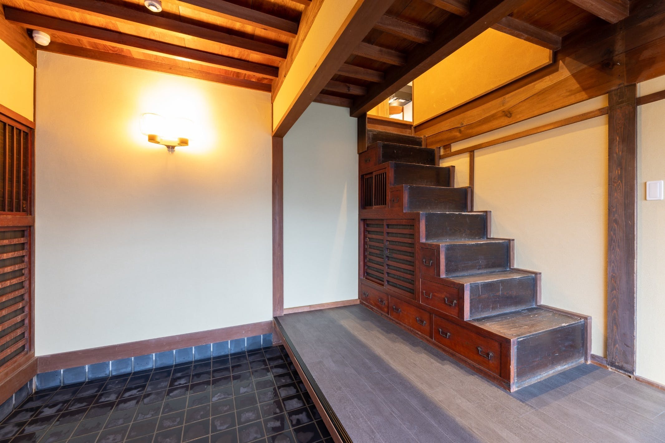 入口階段古民家の為急階段になります)