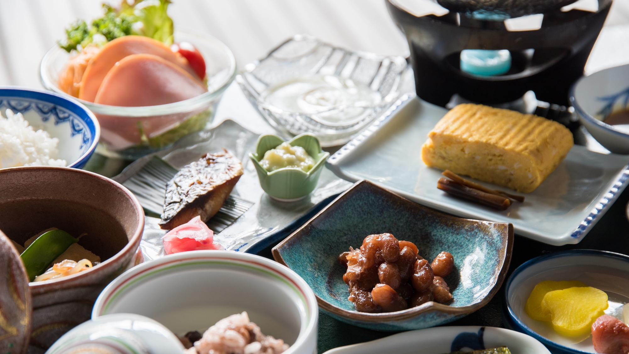 【*朝食】一例。ひとつひとつ手作り。自家製のわさび漬けはまろやかな味わい。